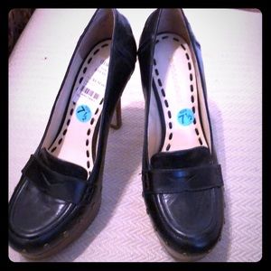 Enzo Angiolini held size 7.5